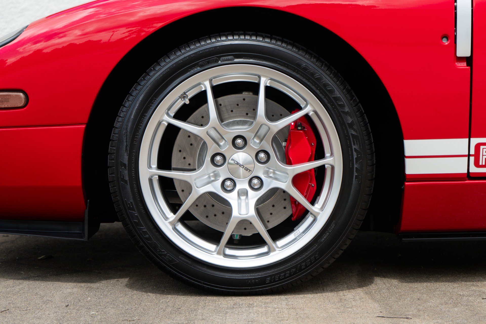 Used 2005 Ford GT RWD image 42