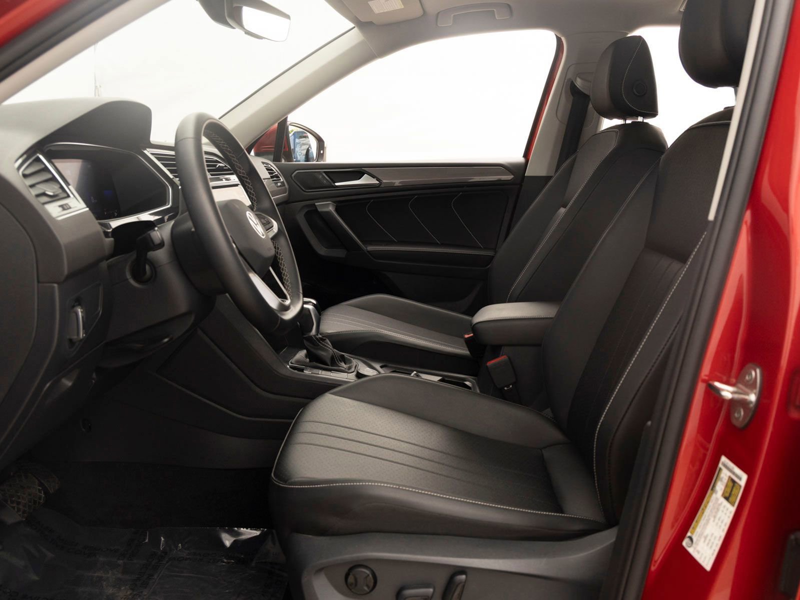 Used 2022 Volkswagen Tiguan SE w/ Panoramic Sunroof Package AWD/4WD image 14