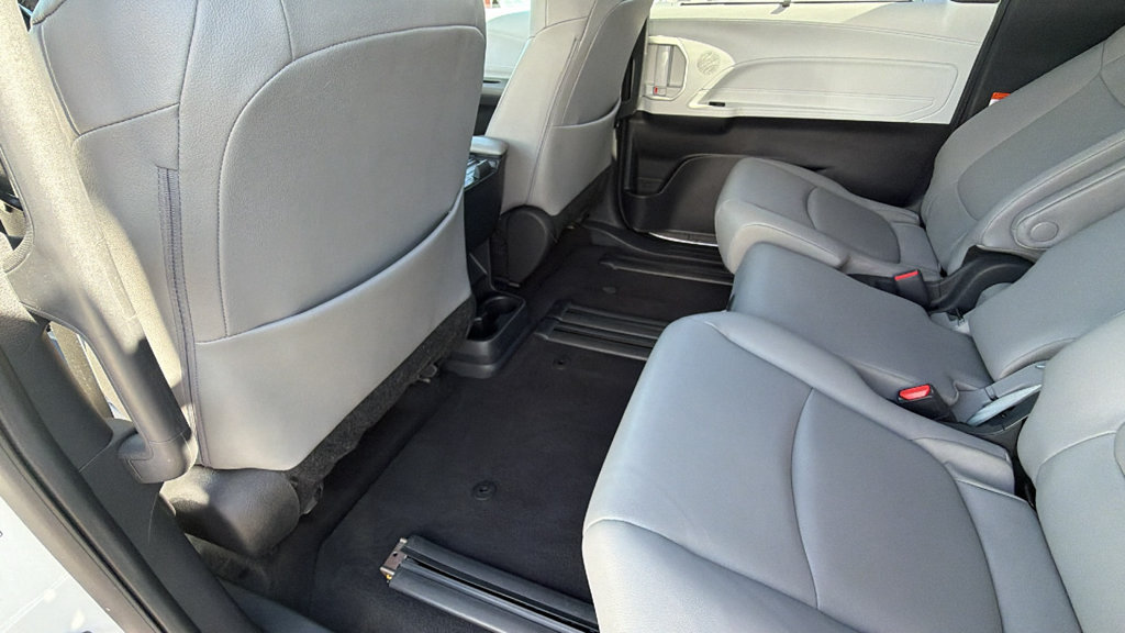 Used 2025 Toyota Sienna XLE FWD image 24
