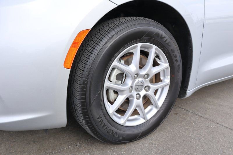 Used 2024 Chrysler Pacifica Touring-L image 8