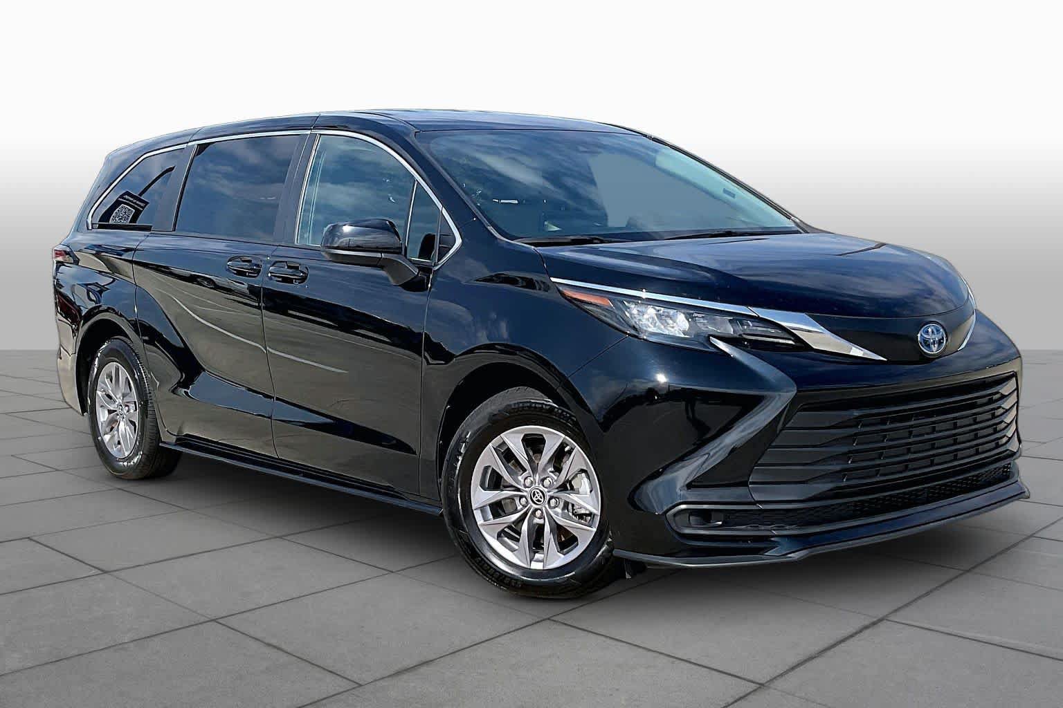 Used 2025 Toyota Sienna LE FWD image 3