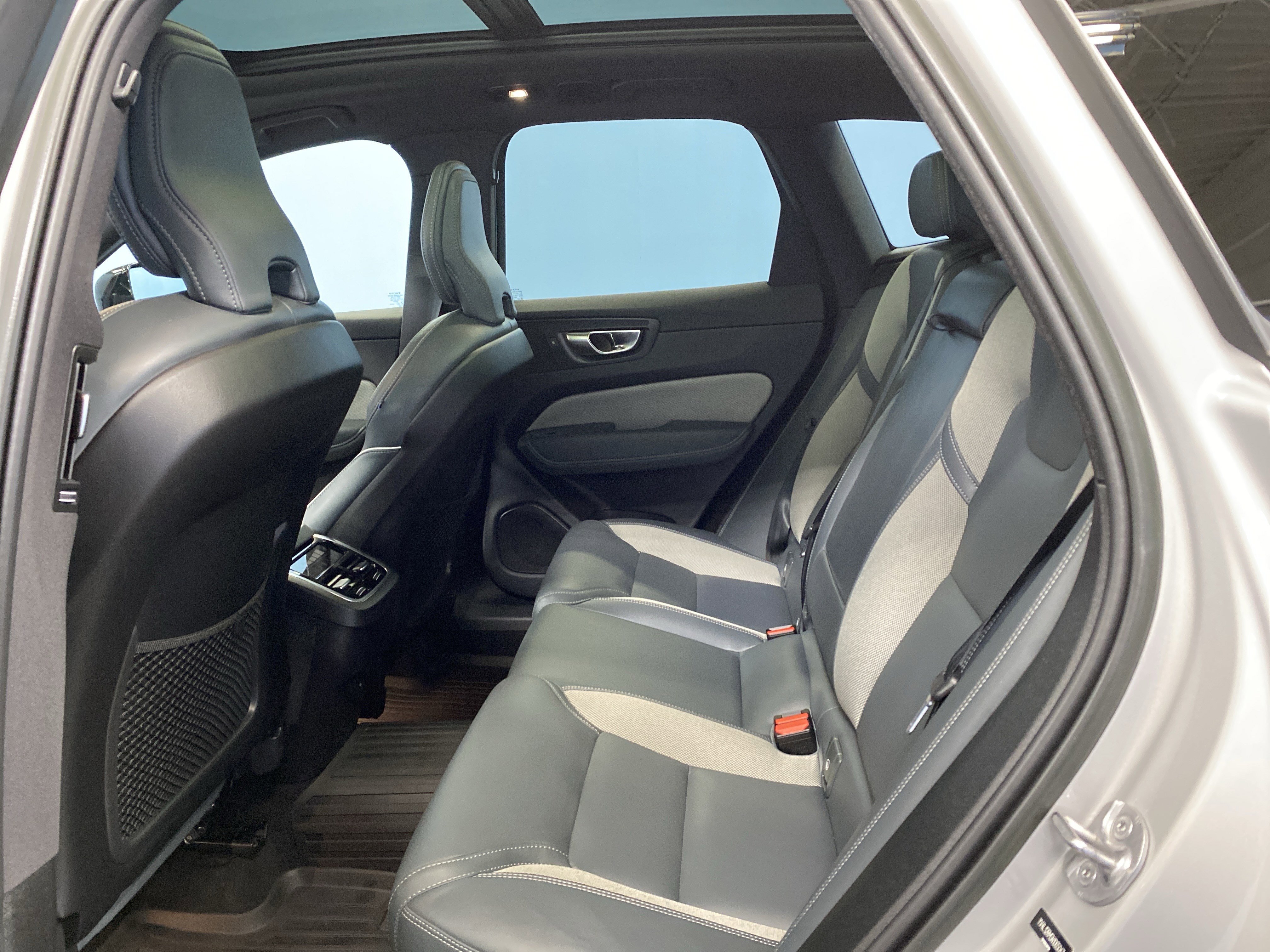 Used 2022 Volvo XC60 B5 R-Design image 25