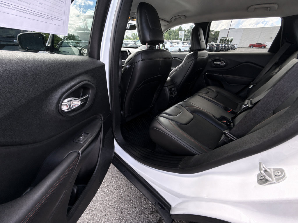 Used 2022 Jeep Cherokee Trailhawk w/ Comfort/Convenience Group AWD/4WD image 13
