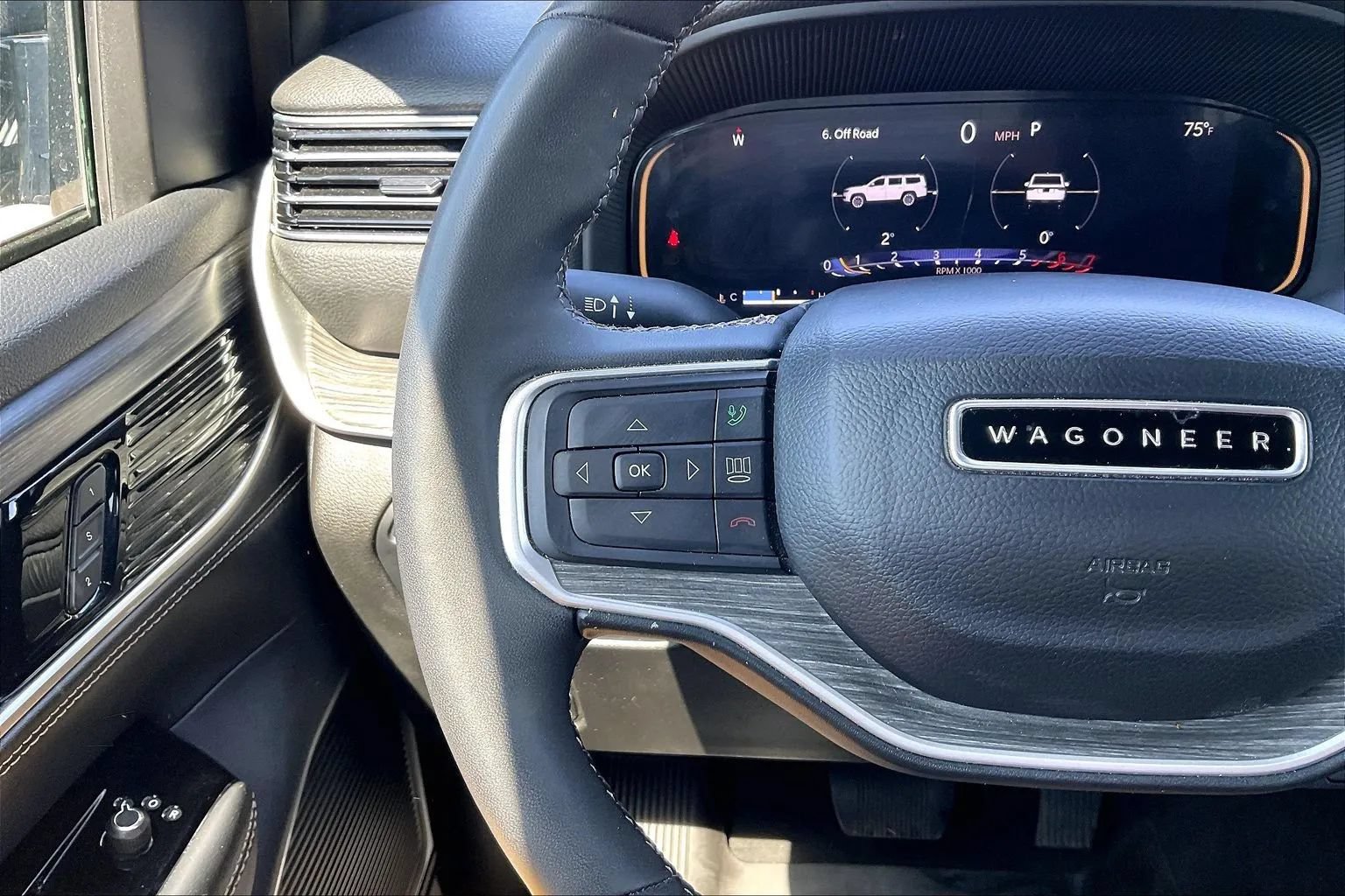 Used 2024 Jeep Wagoneer L Series II w/ Flexible Seating Group AWD/4WD image 17