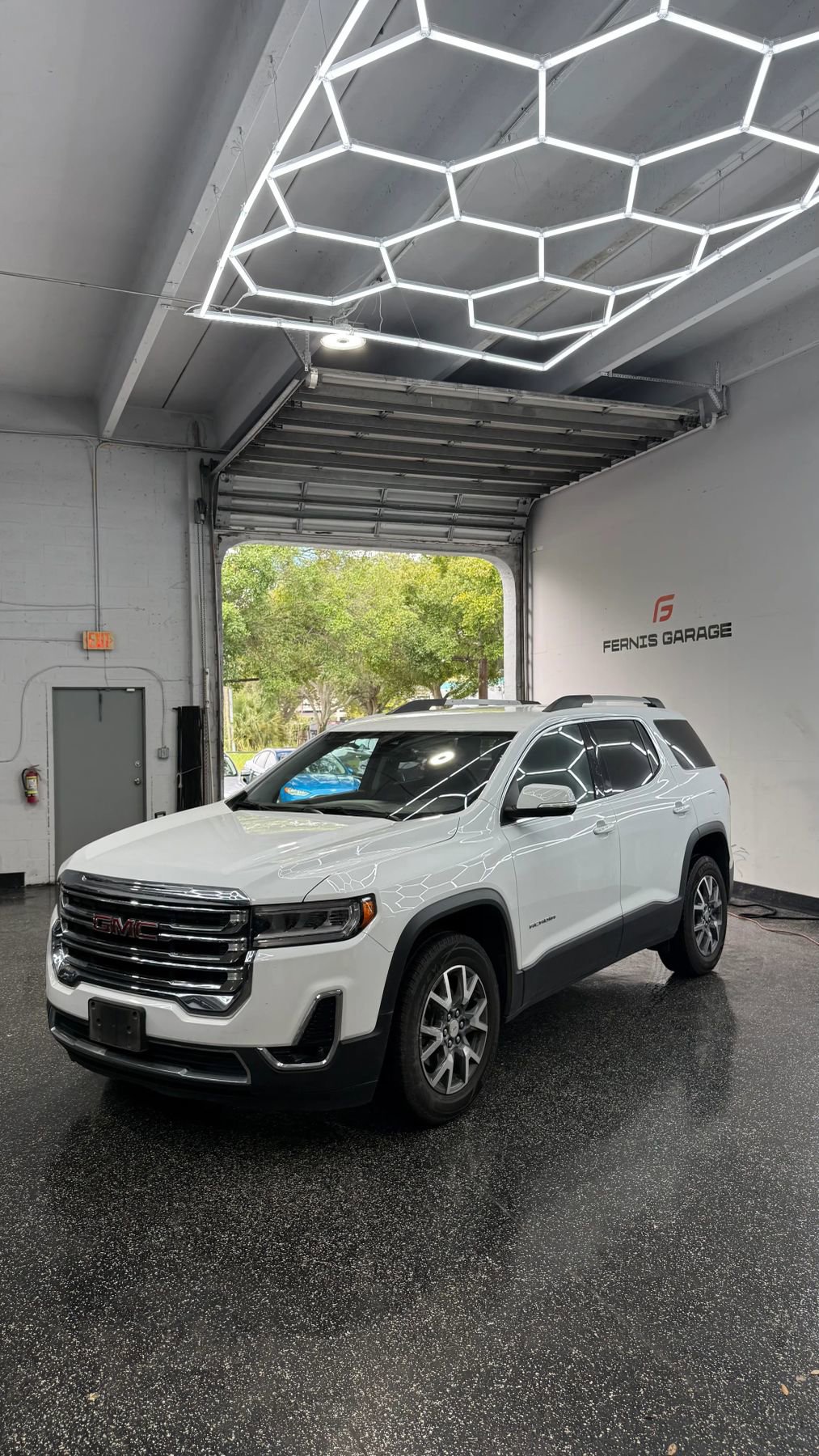 Used 2023 GMC Acadia SLT AWD/4WD image 2