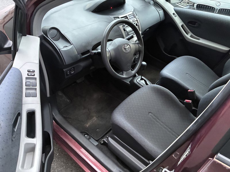 Used 2009 Toyota Yaris 4-Door Hatchback image 7