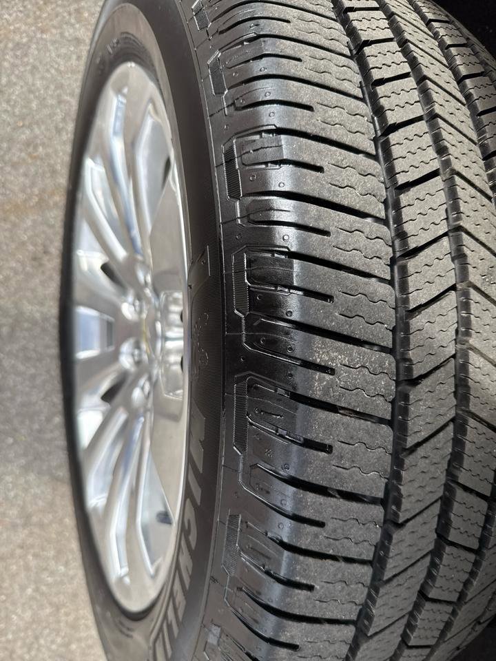 Used 2021 Chevrolet Suburban Premier w/ Premium Package image 12