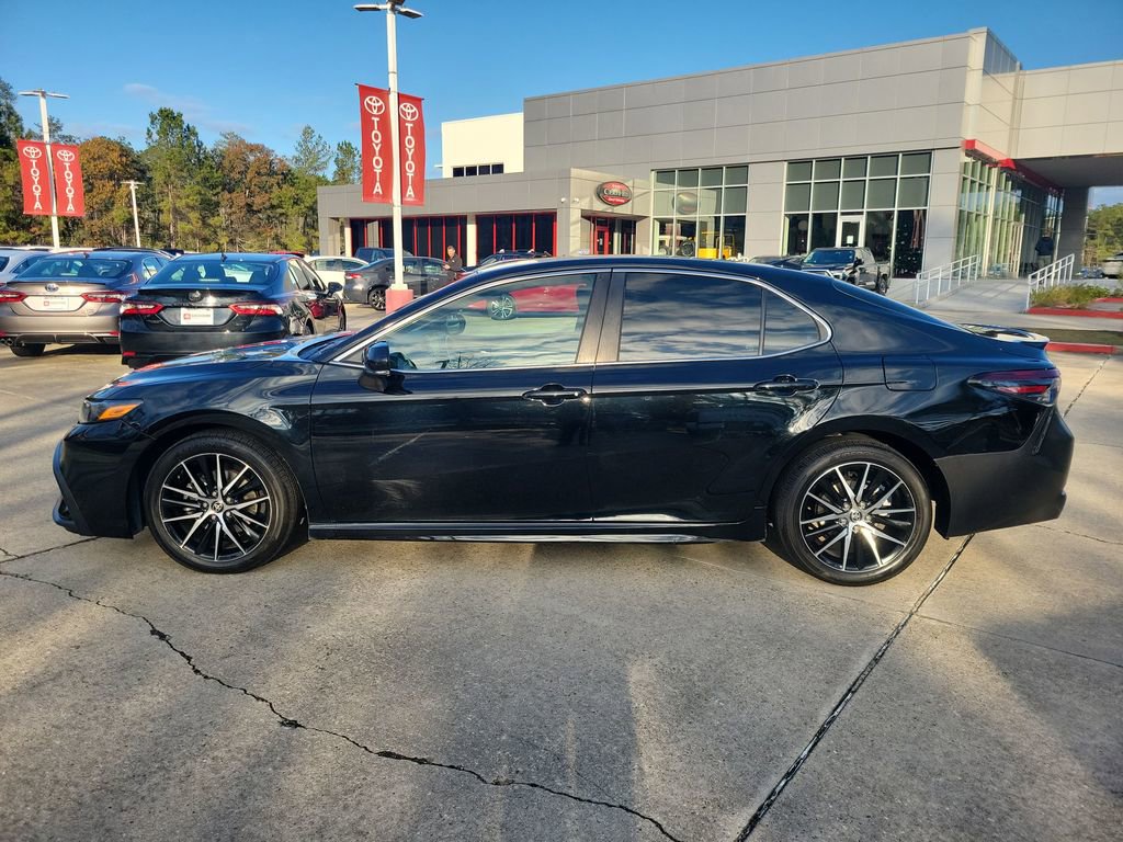 Certified 2022 Toyota Camry SE image 2