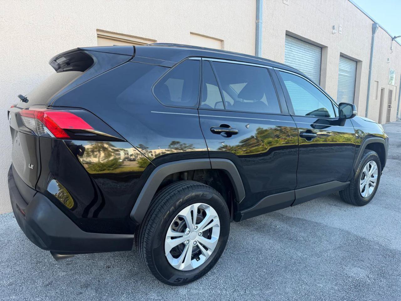 Used 2020 Toyota RAV4 LE FWD image 8