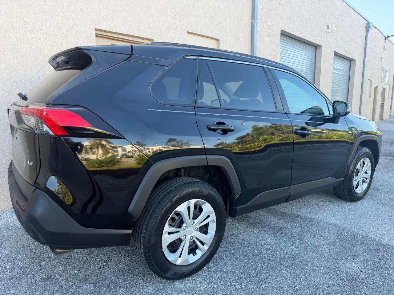 Used 2020 Toyota RAV4 LE FWD image 8
