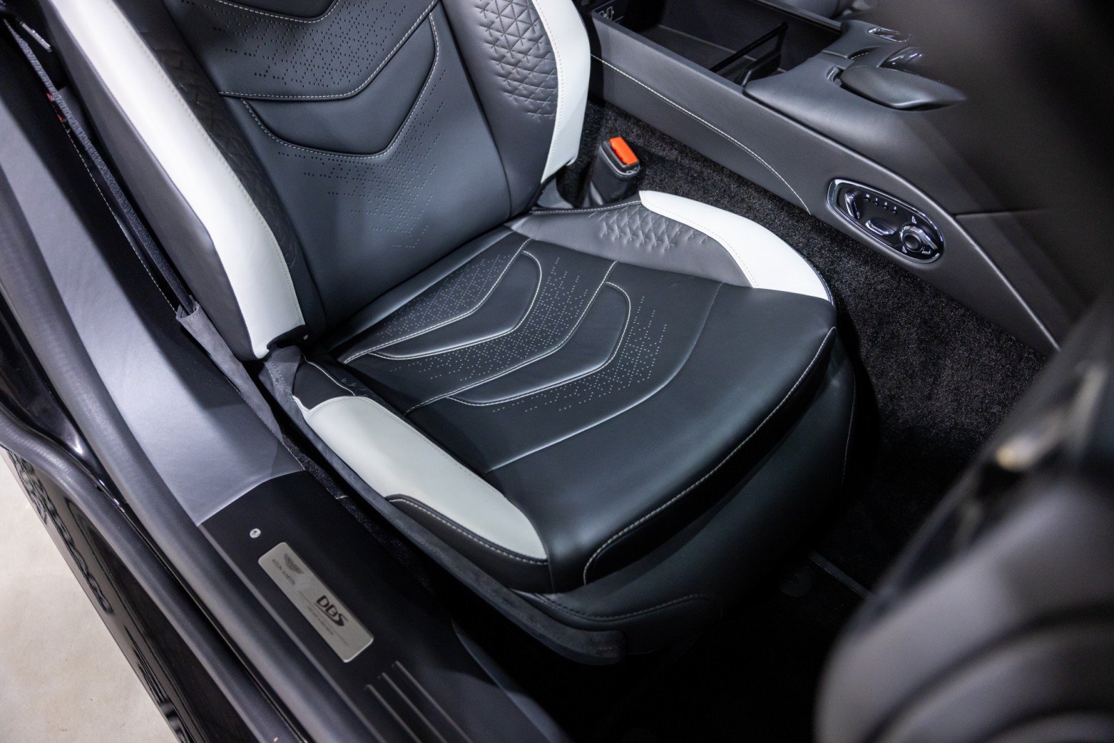 Used 2022 Aston Martin DBS Superleggera RWD image 34