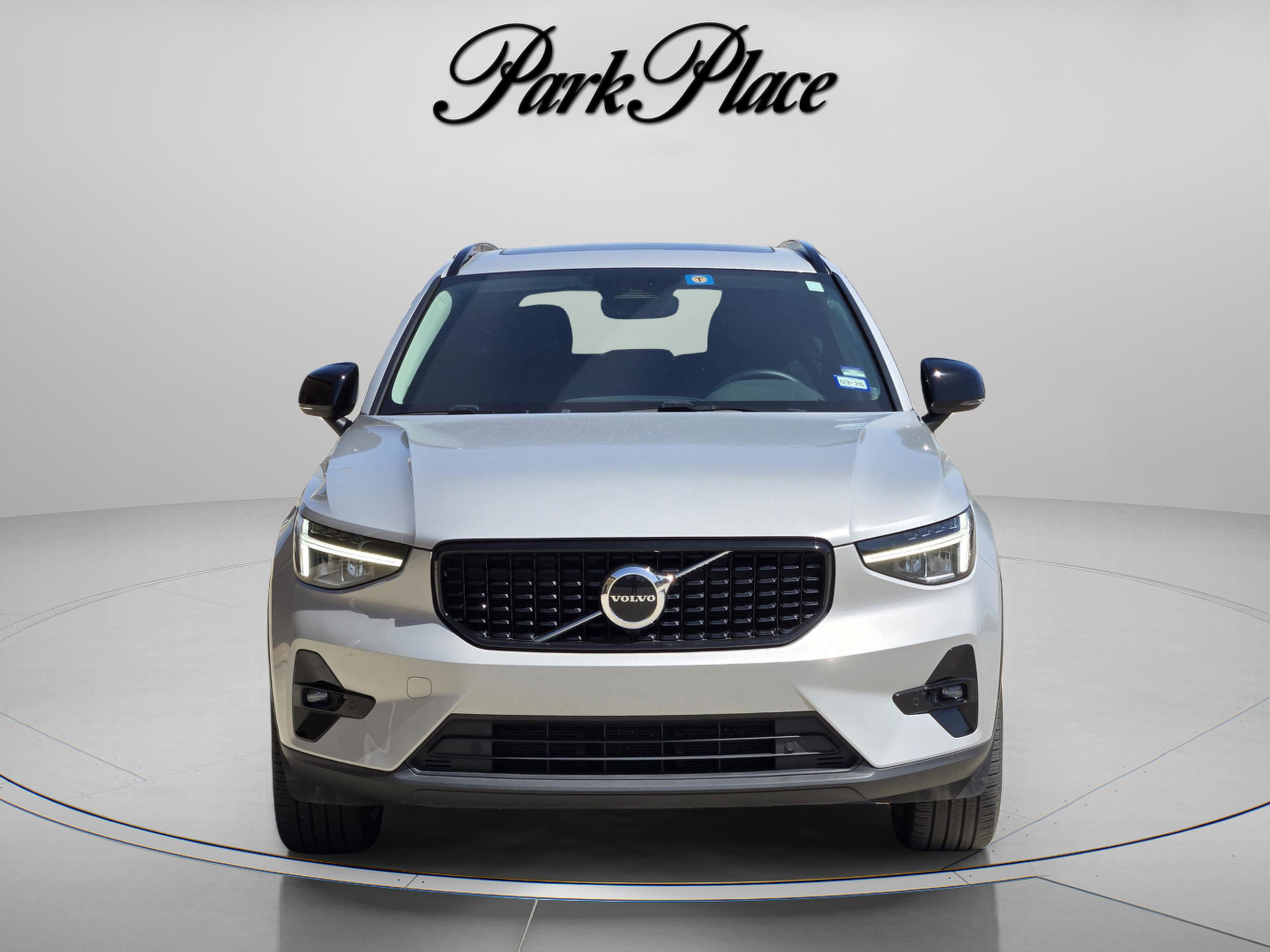 Used 2023 Volvo XC40 B5 Plus image 9