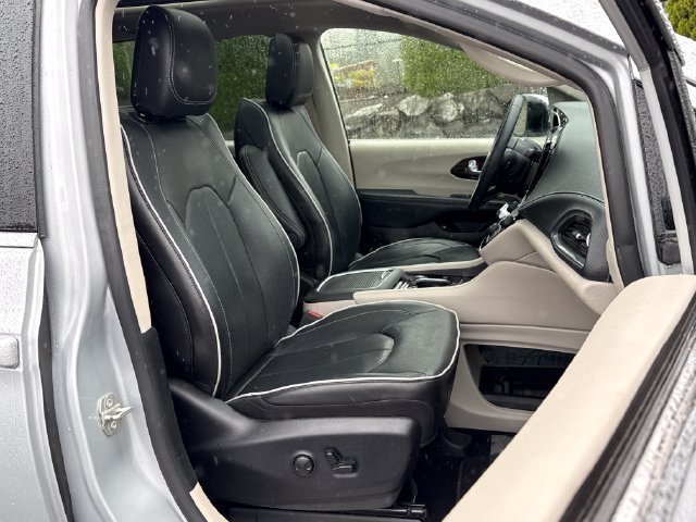 Used 2023 Chrysler Pacifica Limited FWD image 26