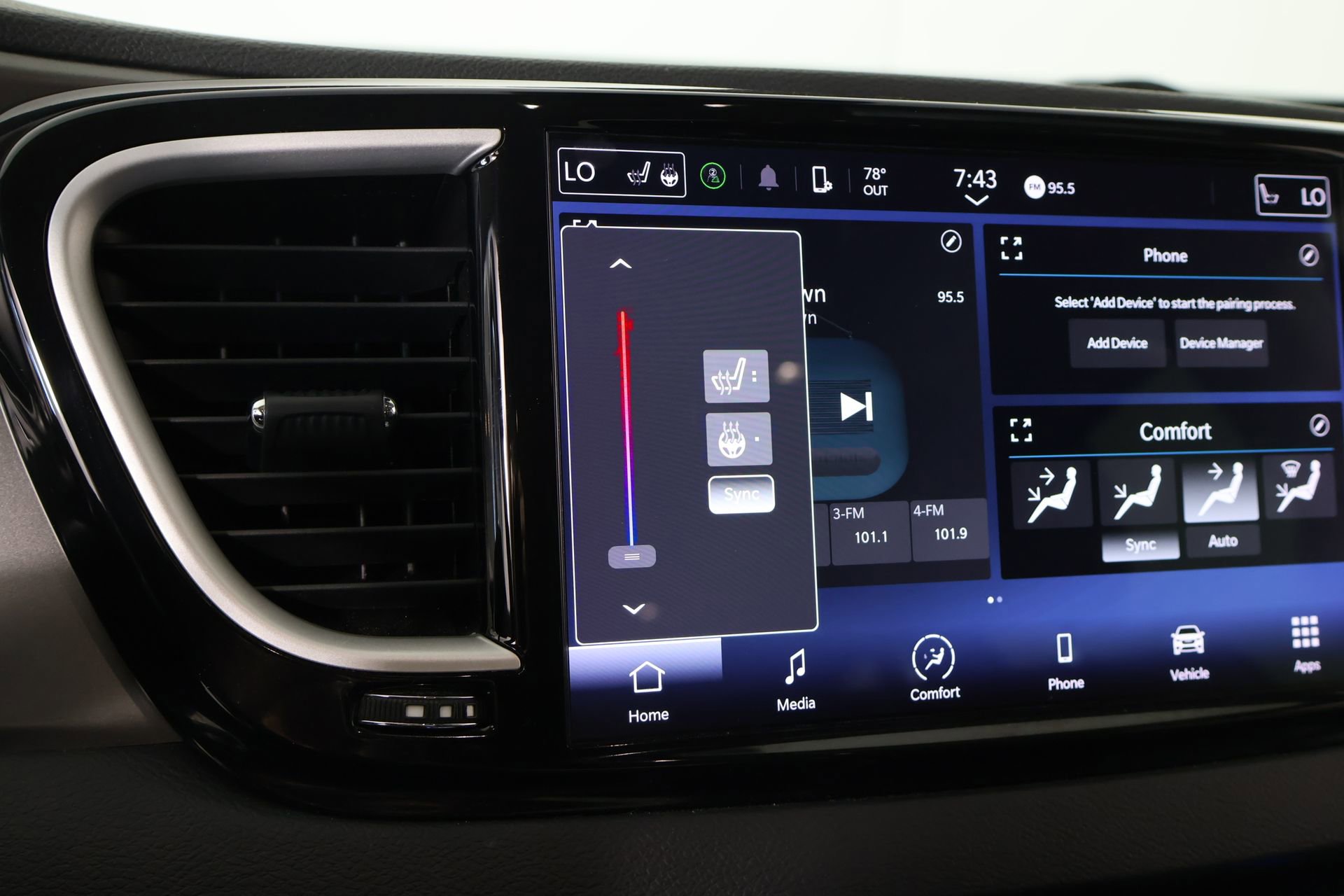 Used 2023 Chrysler Pacifica Touring-L image 7