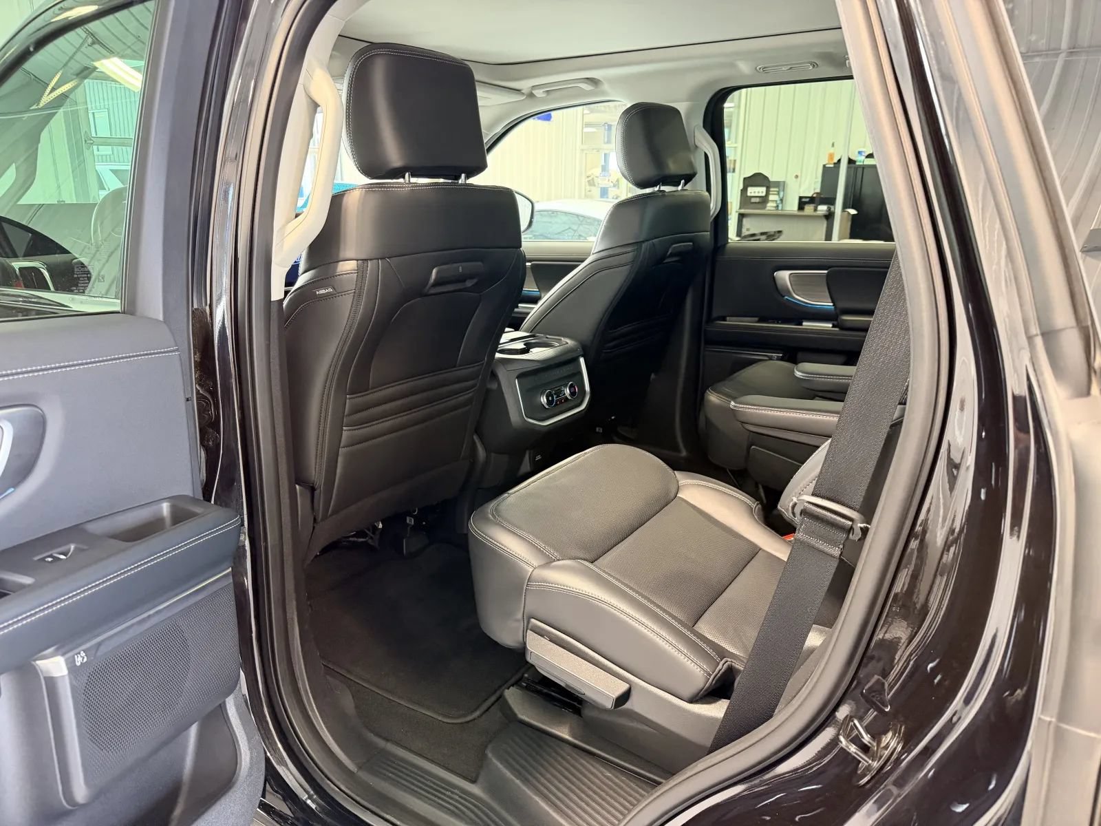 Used 2025 Ford Expedition Platinum AWD/4WD image 13