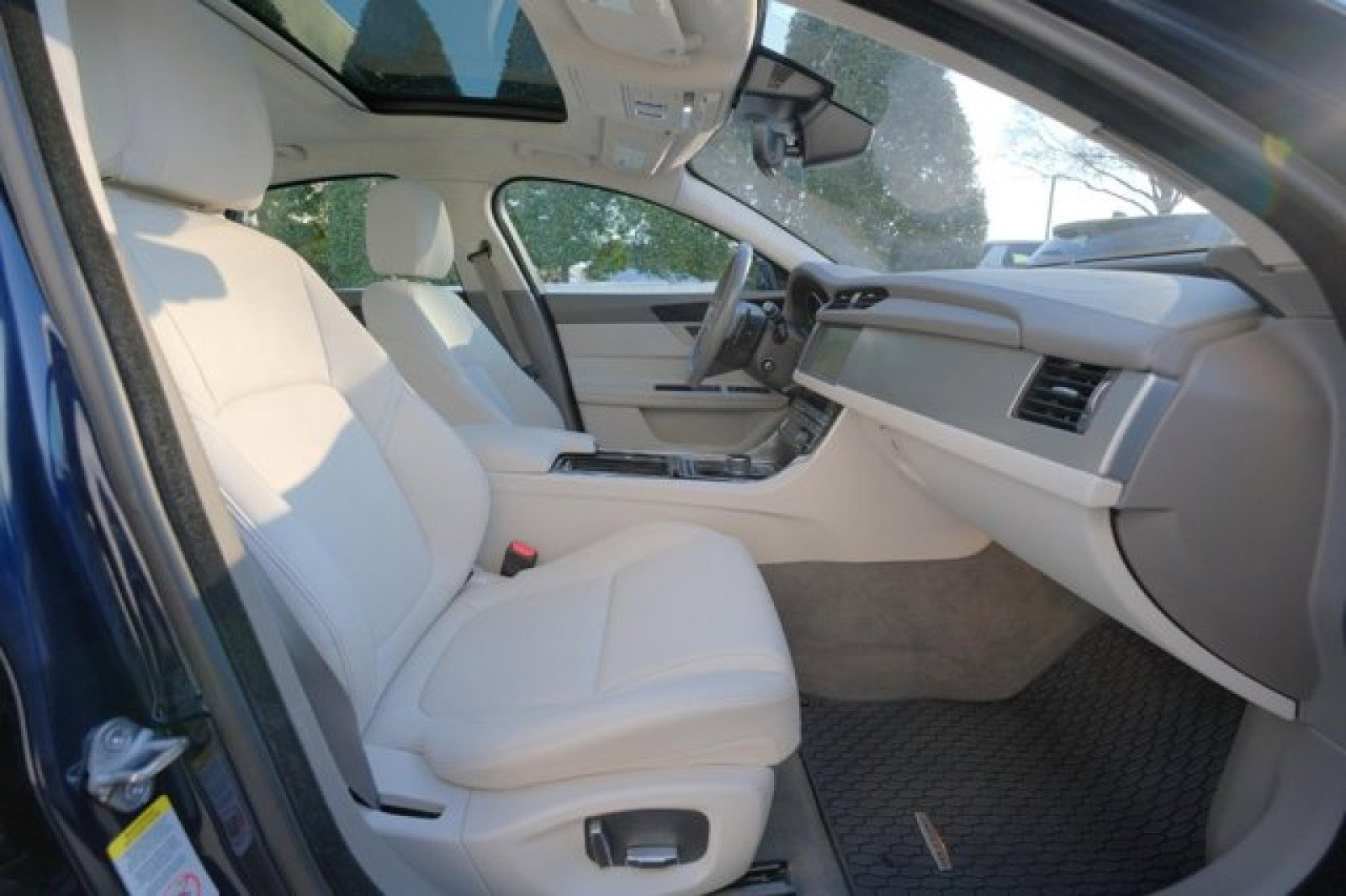 Used 2020 Jaguar XF Premium image 19