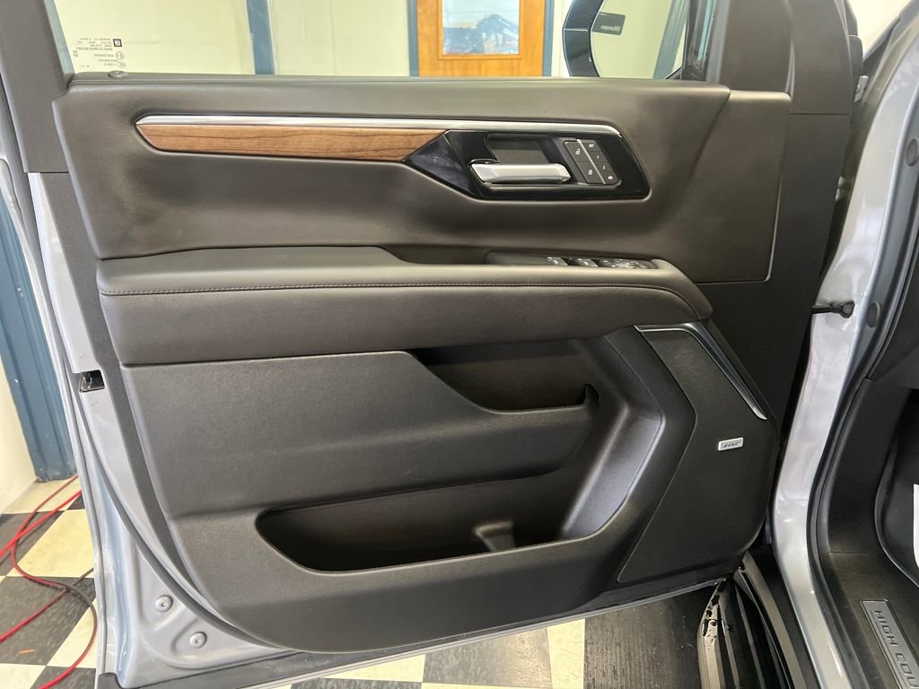 Used 2025 Chevrolet Suburban High Country AWD/4WD image 37