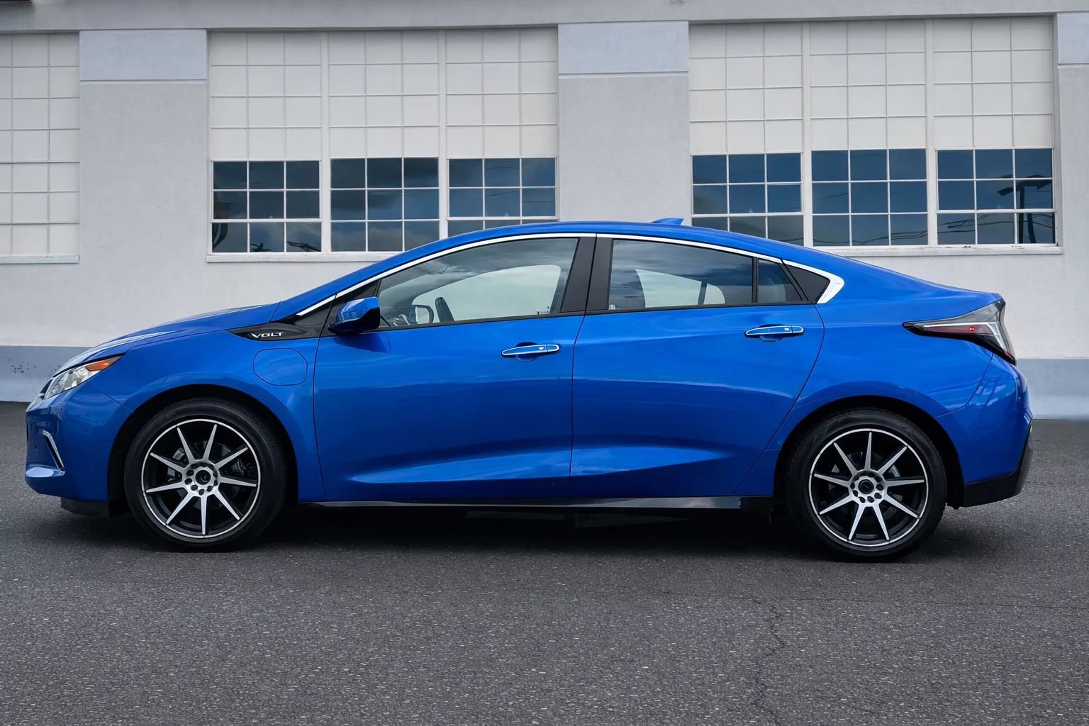 Used 2017 Chevrolet Volt Premier w/ Driver Confidence II Package FWD image 4