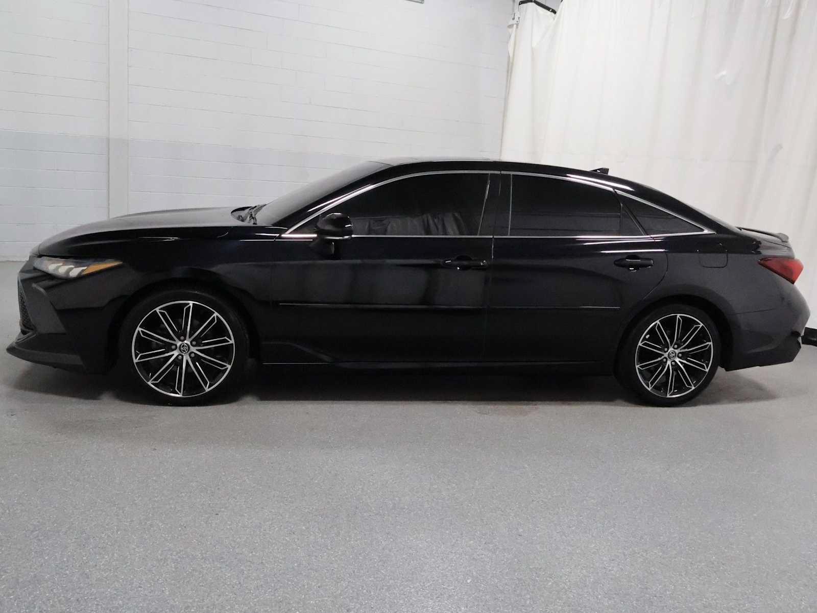 Used 2019 Toyota Avalon XSE w/ Protection Package FWD video 2