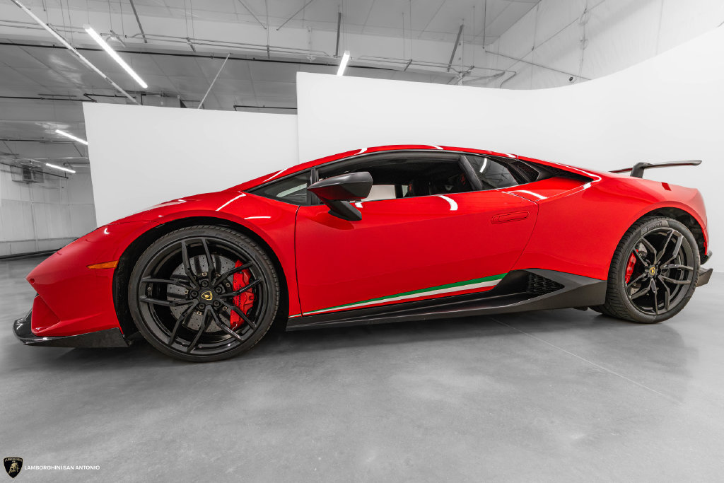 Used 2018 Lamborghini Huracan Performante AWD/4WD image 25