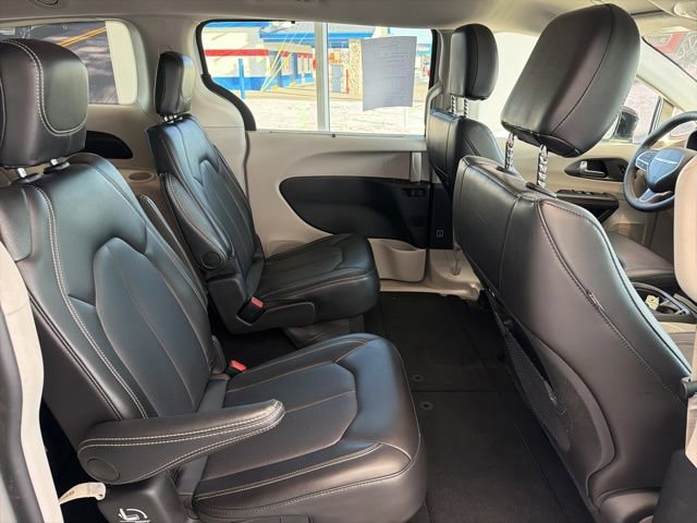 Used 2024 Chrysler Pacifica Touring-L FWD image 11
