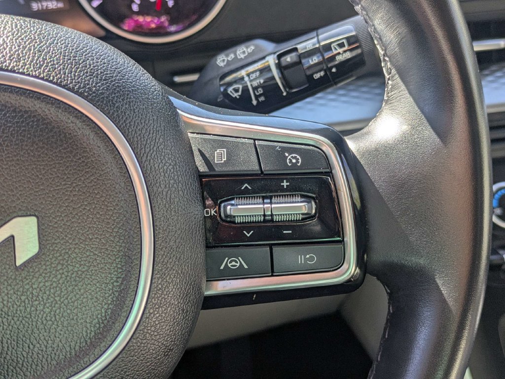 Used 2023 Kia Carnival LX FWD image 23