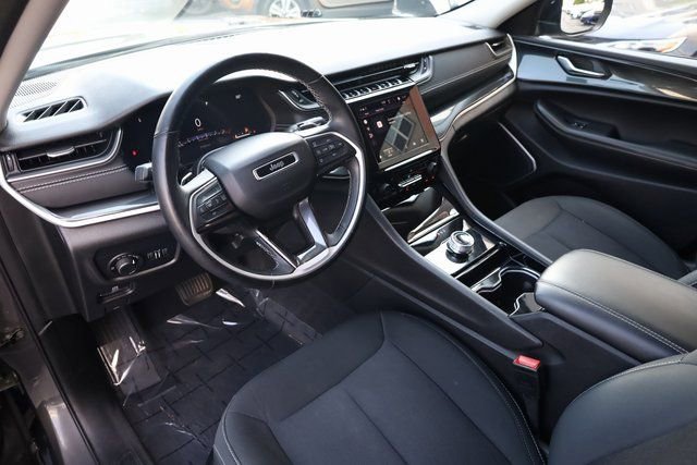 Used 2022 Jeep Grand Cherokee Laredo w/ Luxury Tech Group I image 9