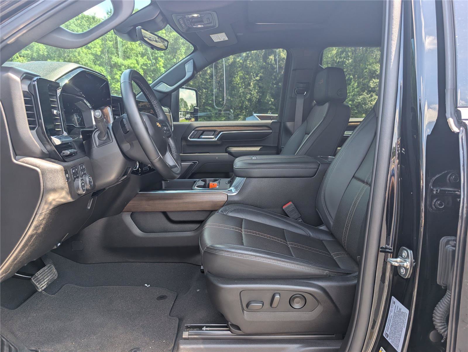 Used 2024 Chevrolet Silverado 2500 High Country w/ Technology Package AWD/4WD image 16