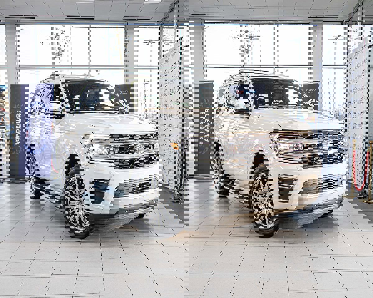 Used 2024 Ford Expedition Limited AWD/4WD image 3