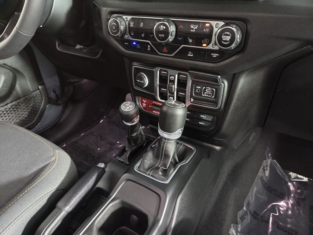 Certified 2025 Jeep Wrangler Willys image 35