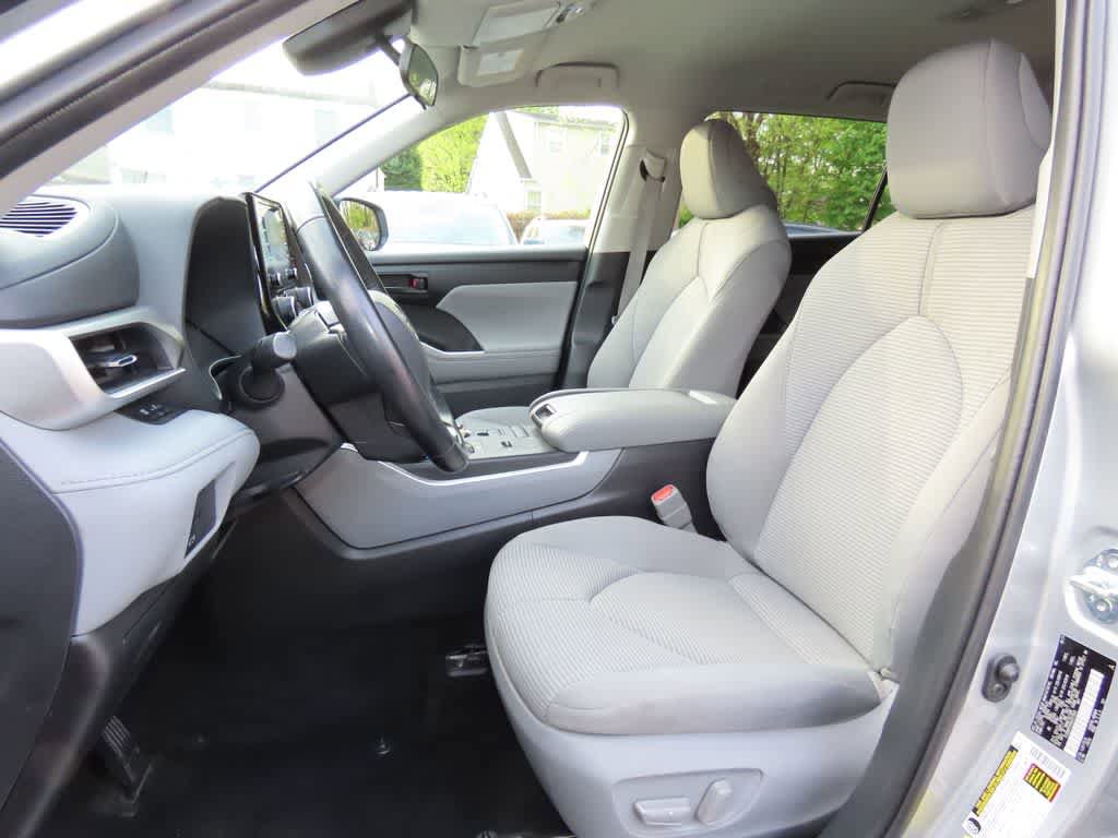Used 2022 Toyota Highlander LE AWD/4WD image 14