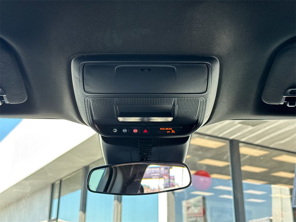 Used 2025 Chevrolet Traverse LT image 23