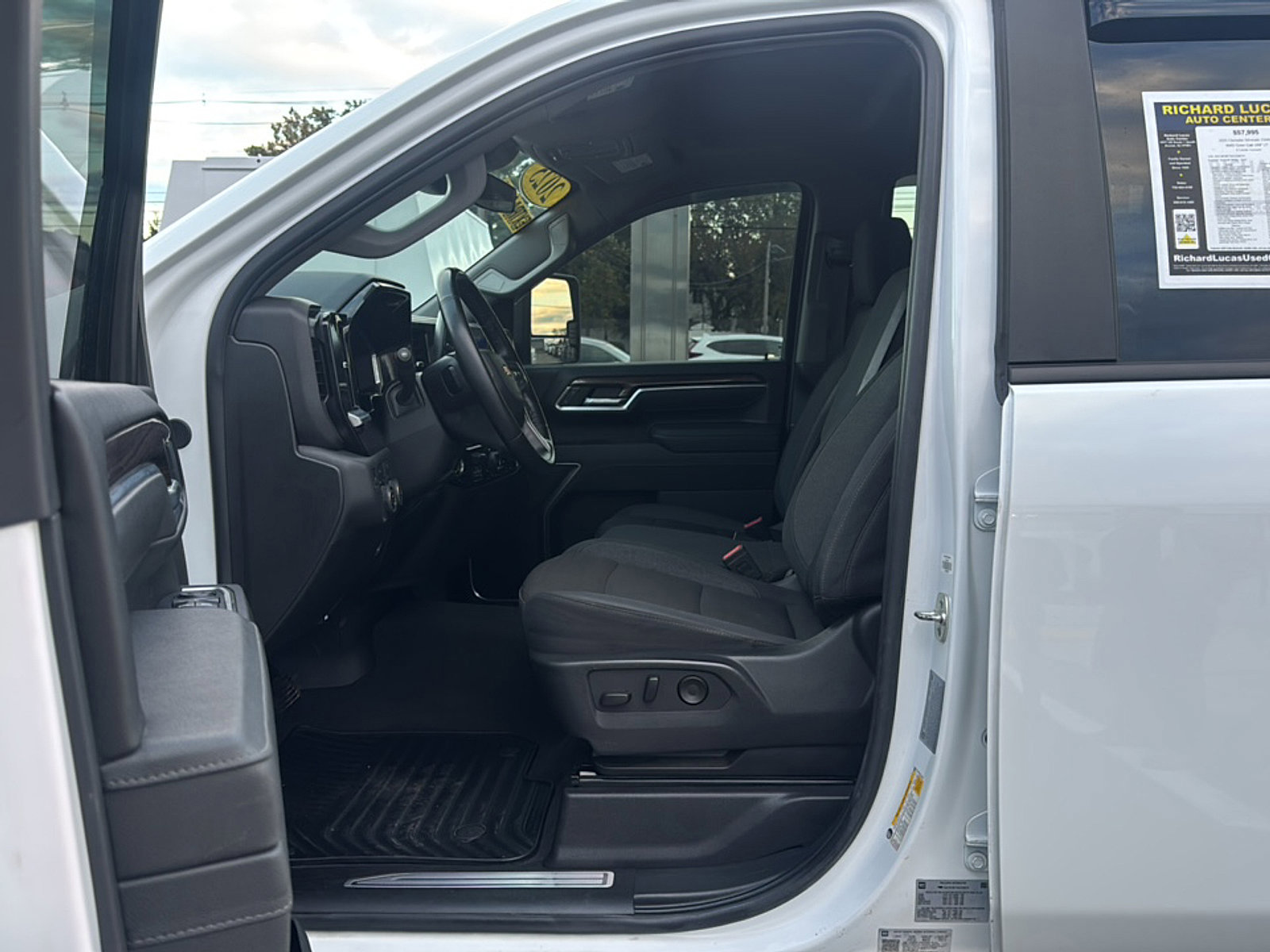 Used 2025 Chevrolet Silverado 2500 LT w/ Convenience Package image 11