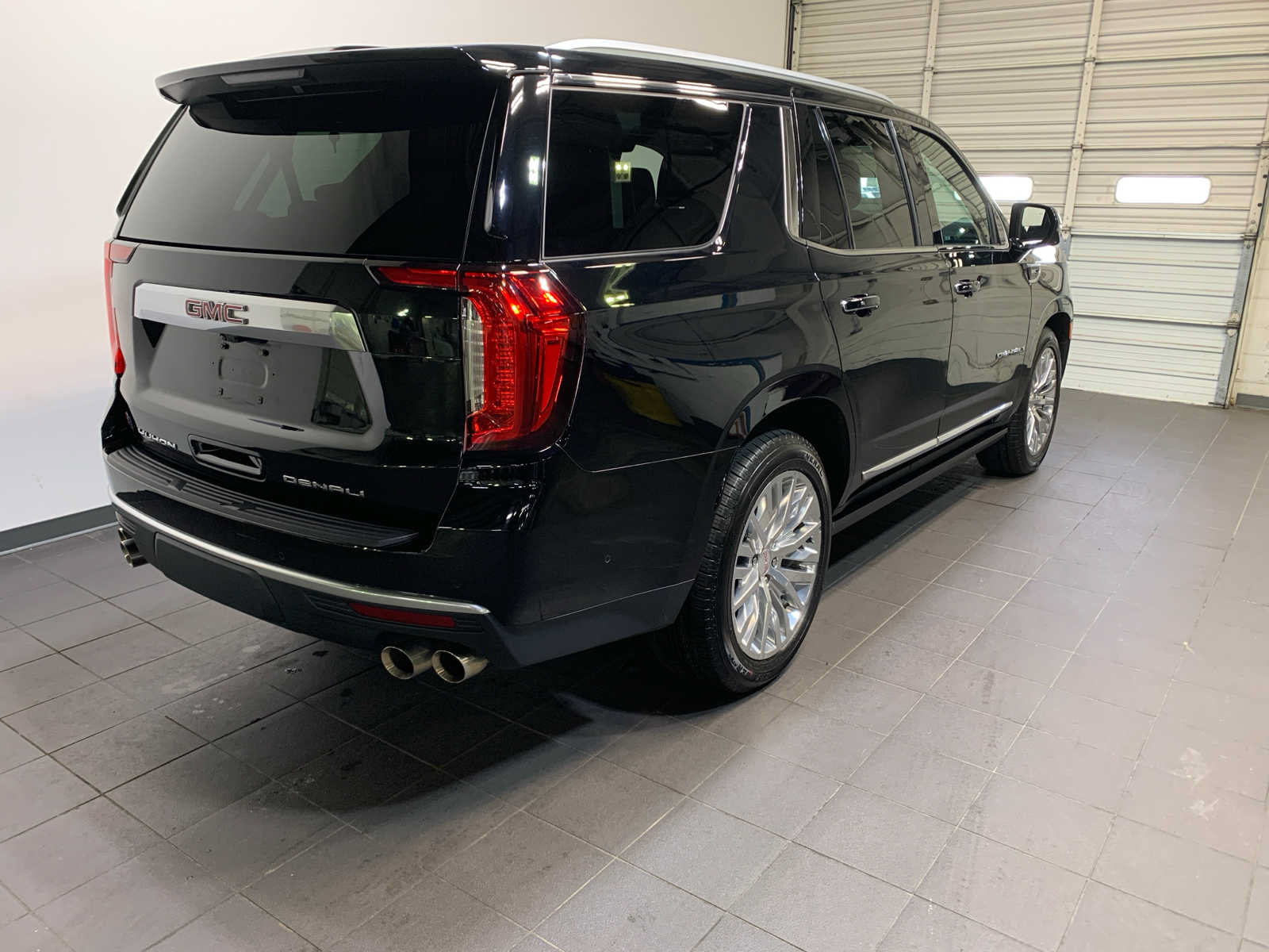 Used 2023 GMC Yukon Denali w/ Denali Reserve Package AWD/4WD image 3