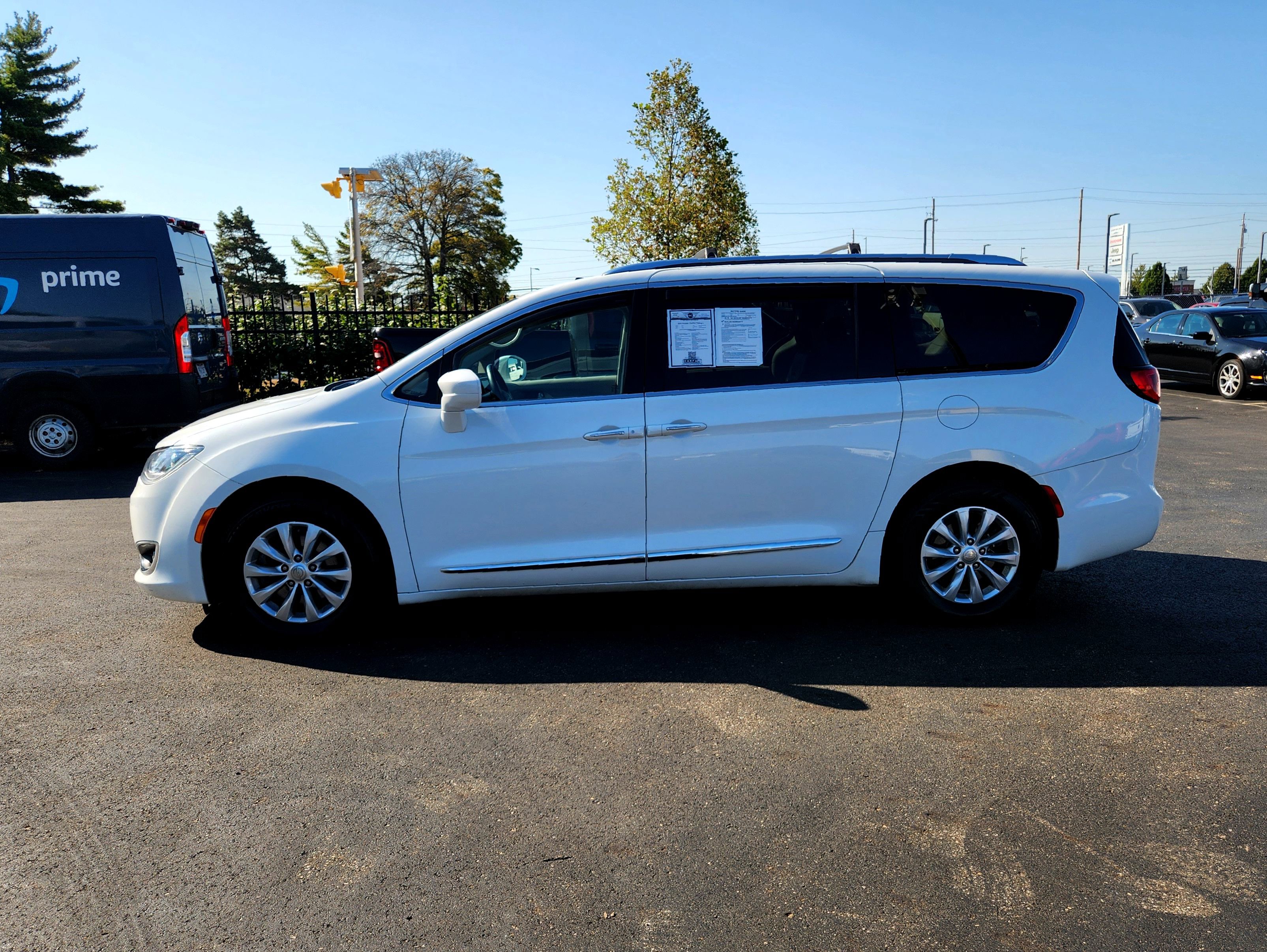 Used 2018 Chrysler Pacifica Touring-L image 5