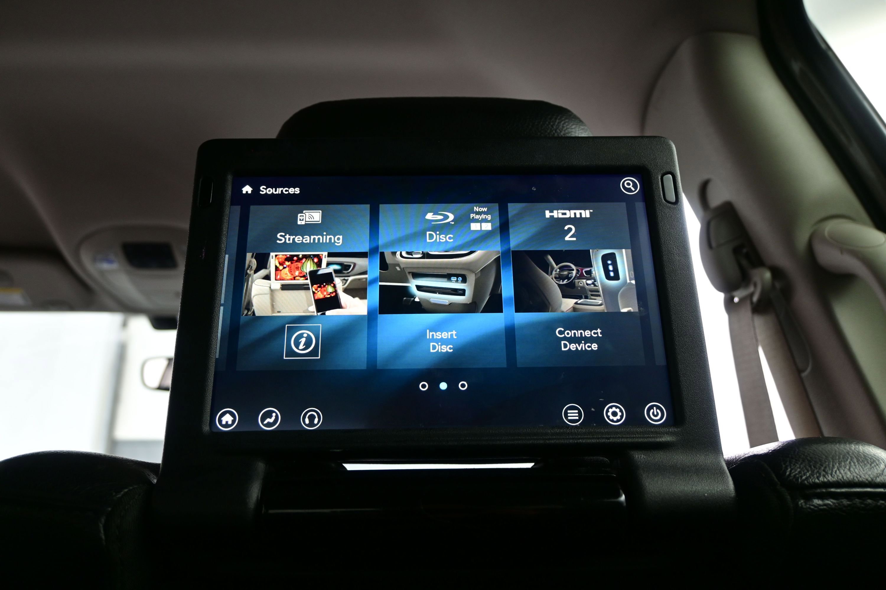 Used 2018 Chrysler Pacifica Touring-L Plus w/ Advanced Safetytec Group FWD image 17