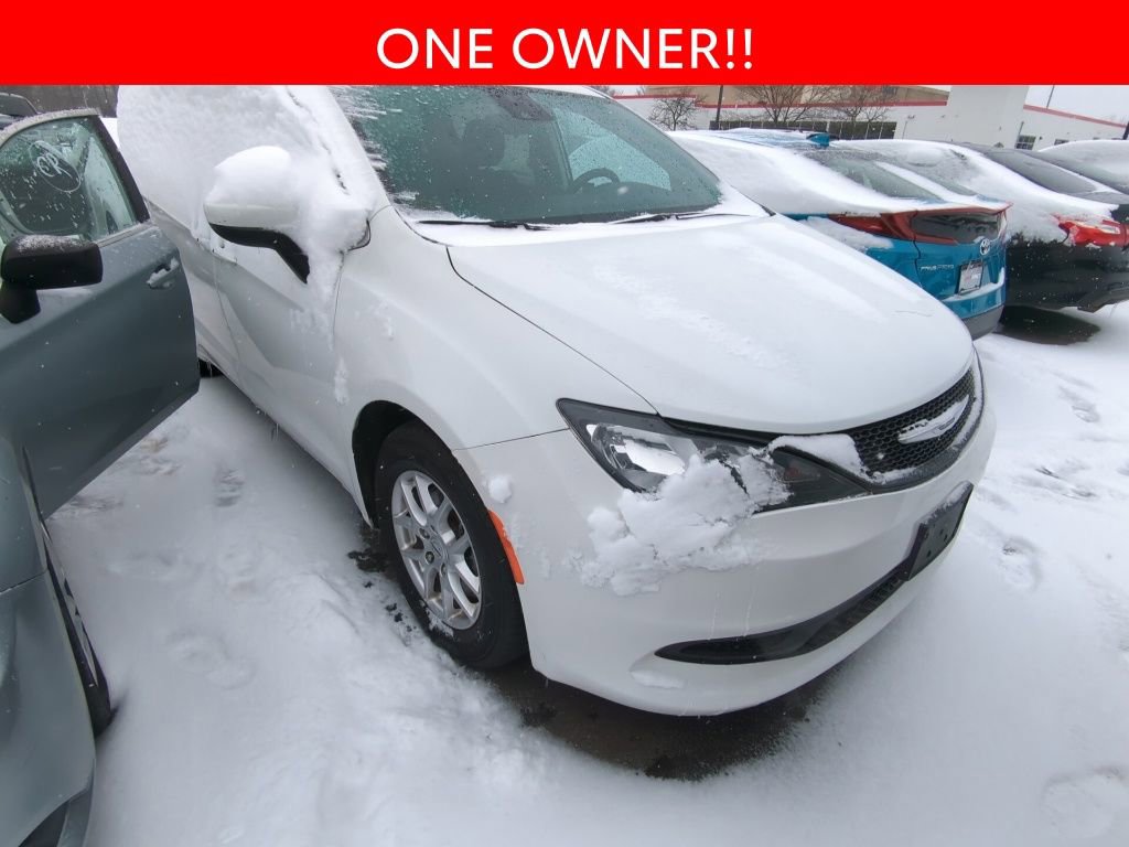 Used 2023 Chrysler Voyager LX image 3