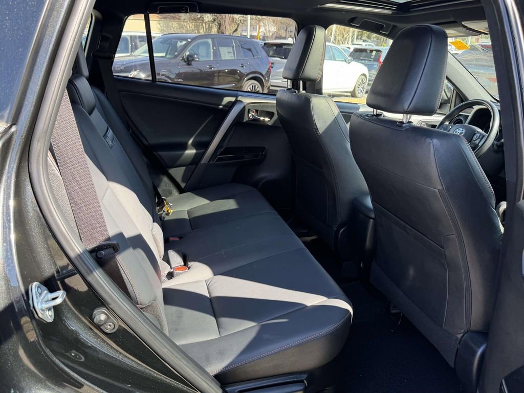 Used 2017 Toyota RAV4 SE image 13