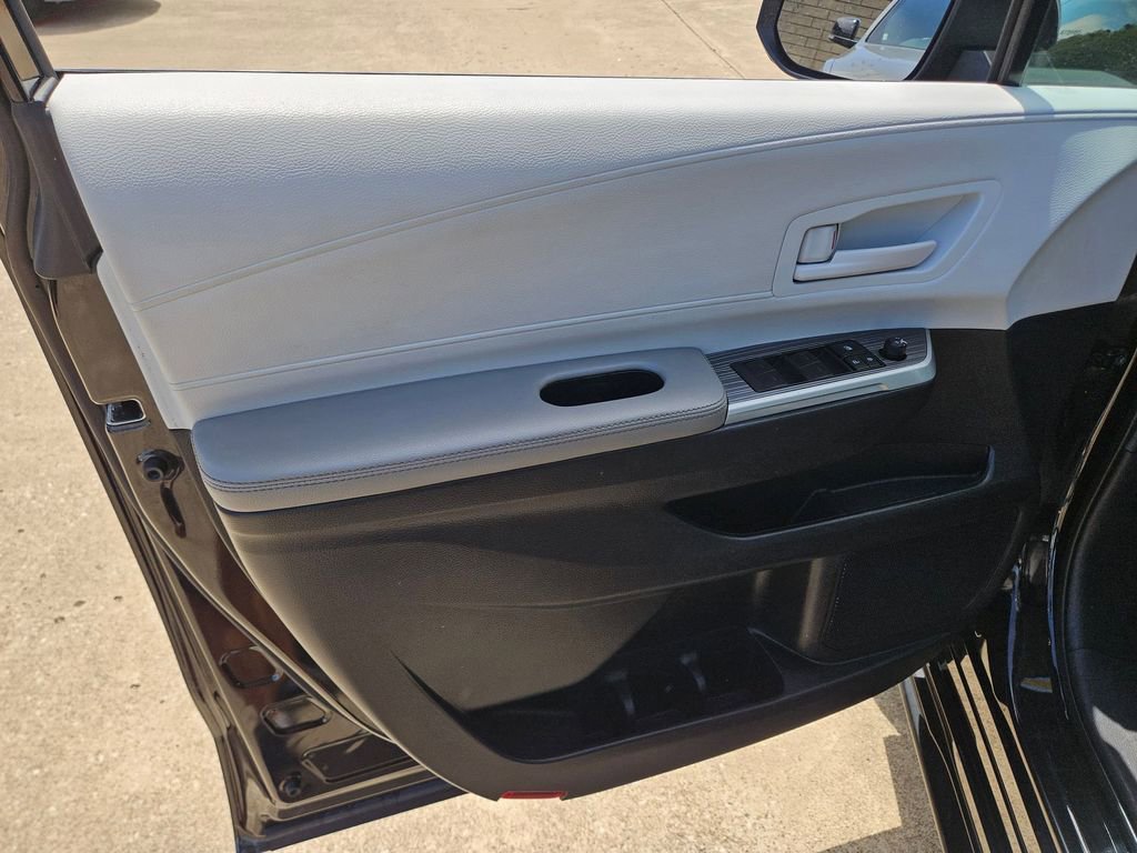 Used 2025 Toyota Sienna LE image 14