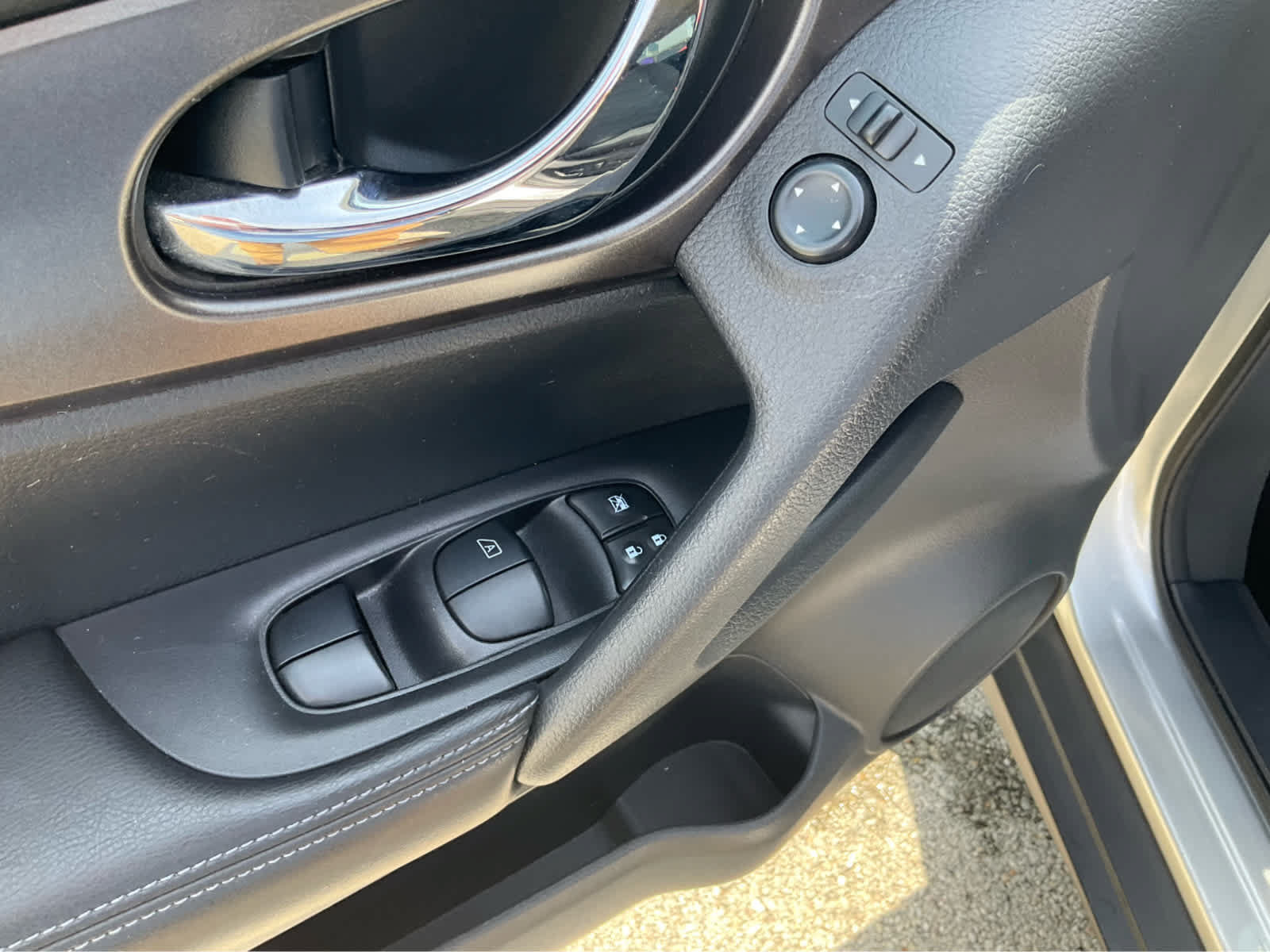 Used 2015 Nissan Rogue SV w/ SV Premium Package AWD/4WD image 16