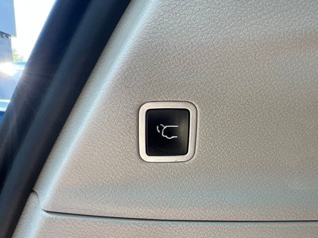 Certified 2017 Chrysler Pacifica Touring-L FWD image 12