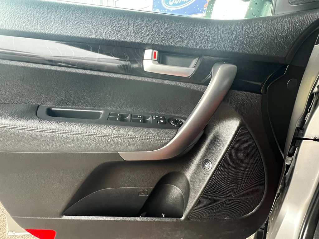 Used 2014 Kia Sorento LX image 17