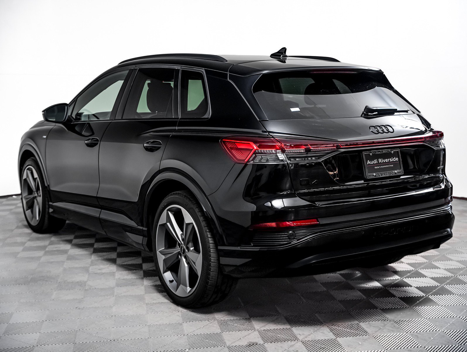 Used 2025 Audi Q4 e-tron Premium Plus w/ Premium Plus AWD/4WD image 2