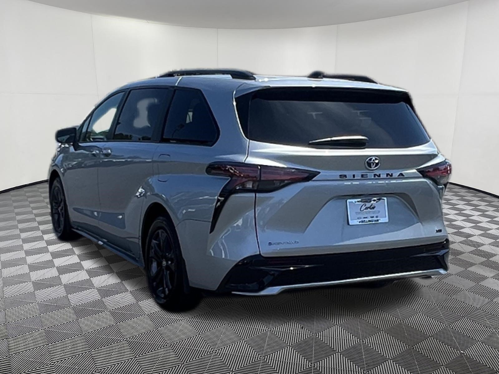 Used 2025 Toyota Sienna XSE AWD/4WD image 4