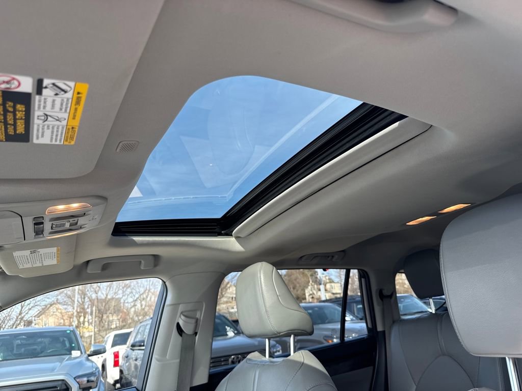 Used 2021 Toyota Highlander Limited AWD/4WD image 18