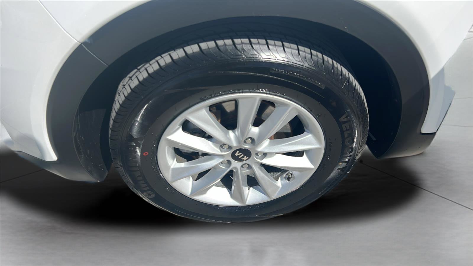 Used 2020 Kia Sorento LX FWD image 16