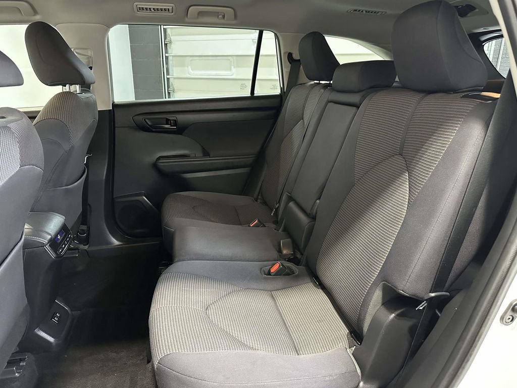 Used 2020 Toyota Highlander LE image 17