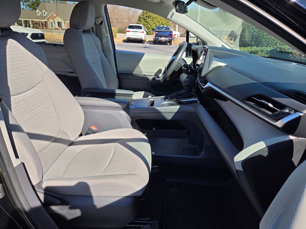 Certified 2023 Toyota Sienna LE AWD/4WD image 15