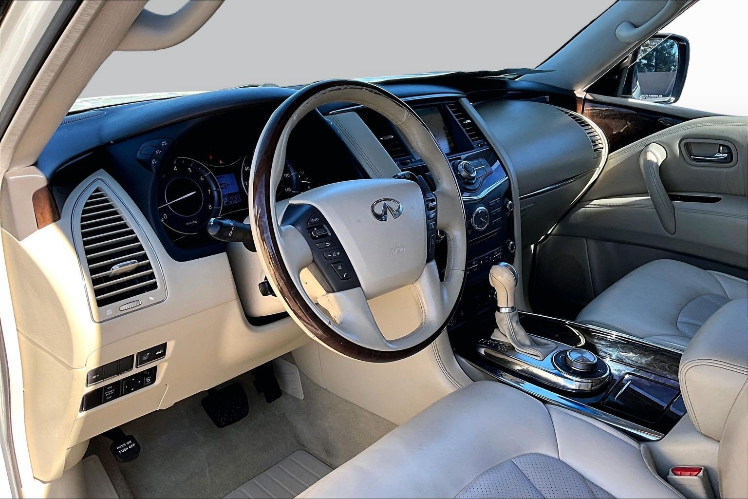 Used 2011 INFINITI QX56 4WD w/ Deluxe Touring Pkg image 12