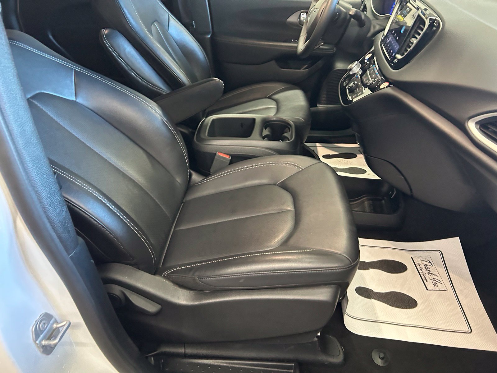 Used 2025 Chrysler Pacifica Select FWD image 32
